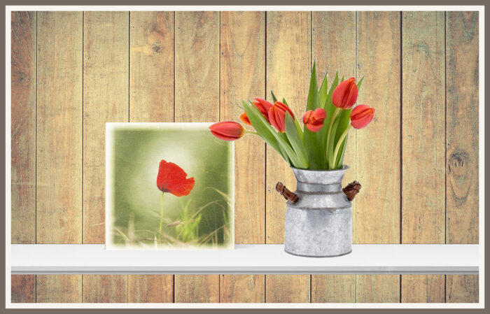 Une photo de coquelicots, sur une planche de bois, et une vase de tulipes