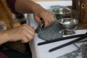 Photo de proximité du travail d'un artisan